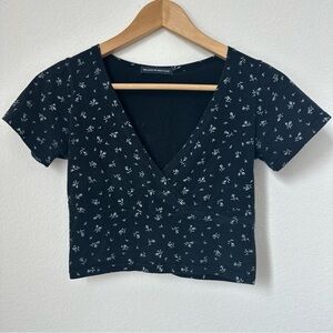 Brandy Melville Gina Navy Floral Crop Top V Neck One Size Short Sleeve